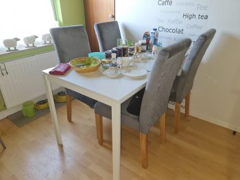 Küche im Ferienhaus Nordsee-Robbe mit Esstisch